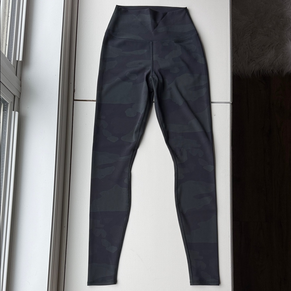 ALO Yoga Women's High-Waist Camo Leggings in Dark Green/Black